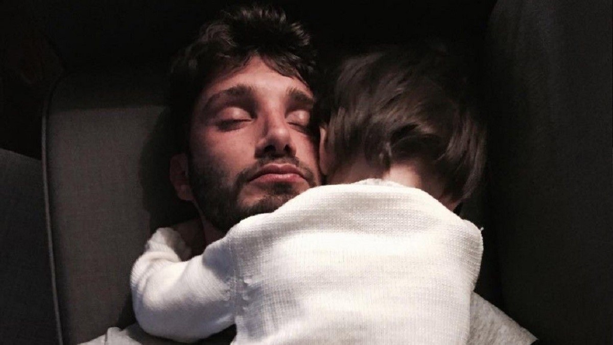 “Piccolo mio…”. Stefano De Martino muore d’amore per il figlio. Ecco Santiago a 7 anni