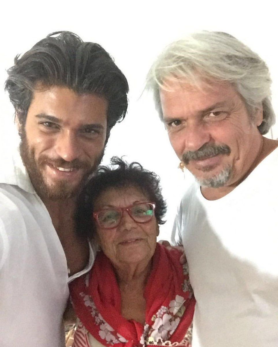 Can Yaman Ecco La Giovane Mamma Dell Attore Turco Sembrano Fratelli