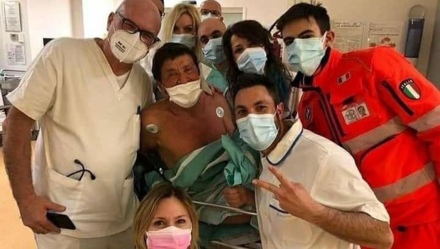 gianni morandi ricoverato foto ospedale come sta