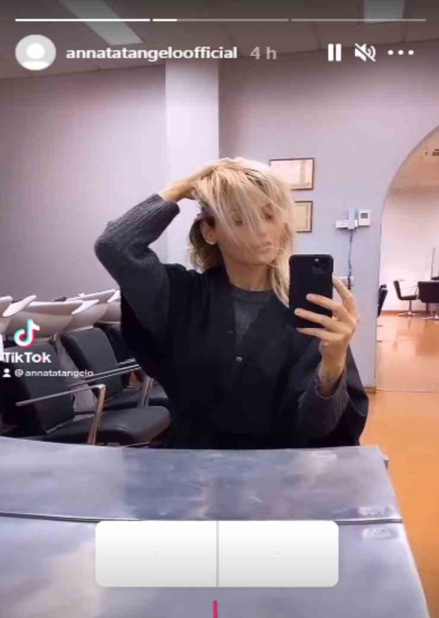 anna tatangelo look capelli colore nero biondo