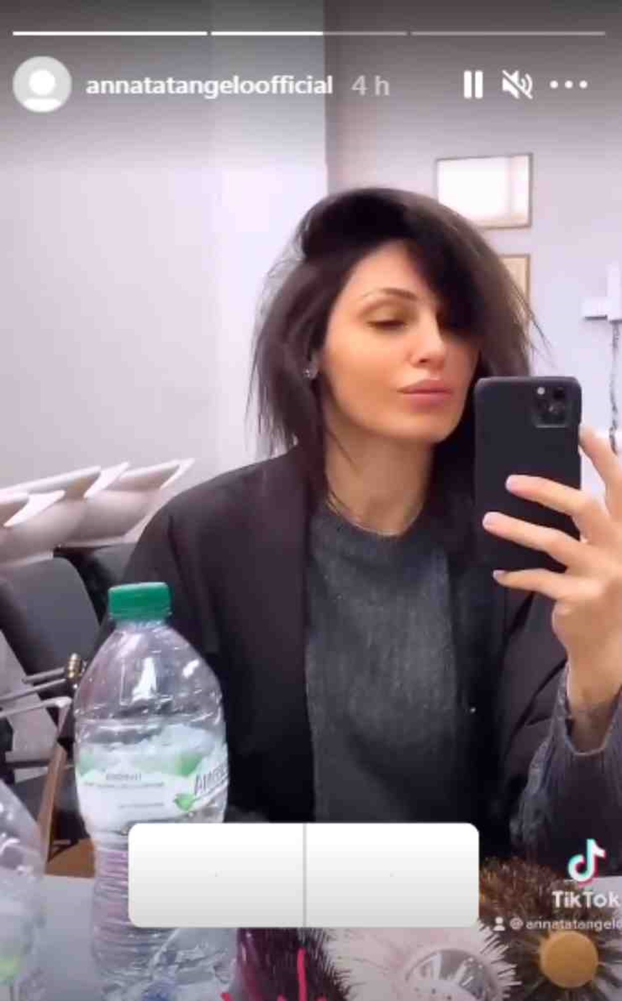 anna tatangelo look capelli colore nero biondo