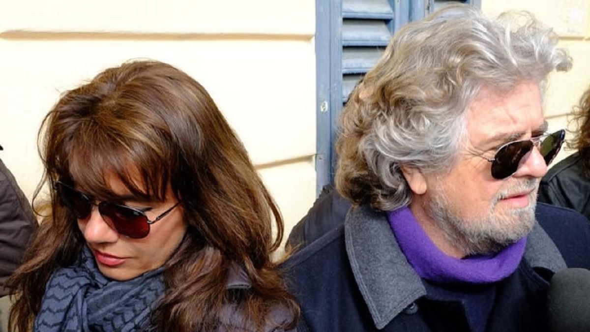Beppe Grillo, chi è la ‘misteriosa’ seconda moglie Parvin. I 4 figli e la prima moglie del comico