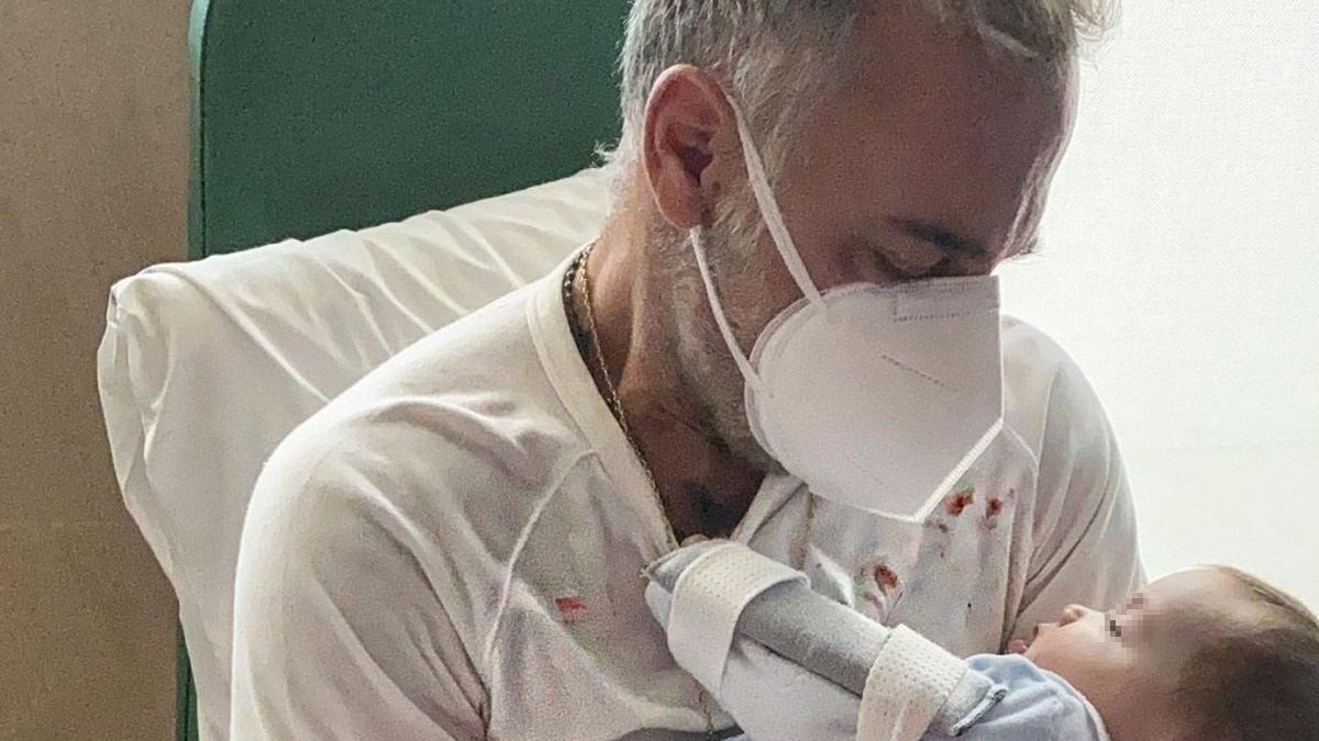 “Giorni molto difficili”. Gianluca Vacchi, operata a 5 mesi la figlia Blu Jerusalema. Il papà spiega cosa è successo
