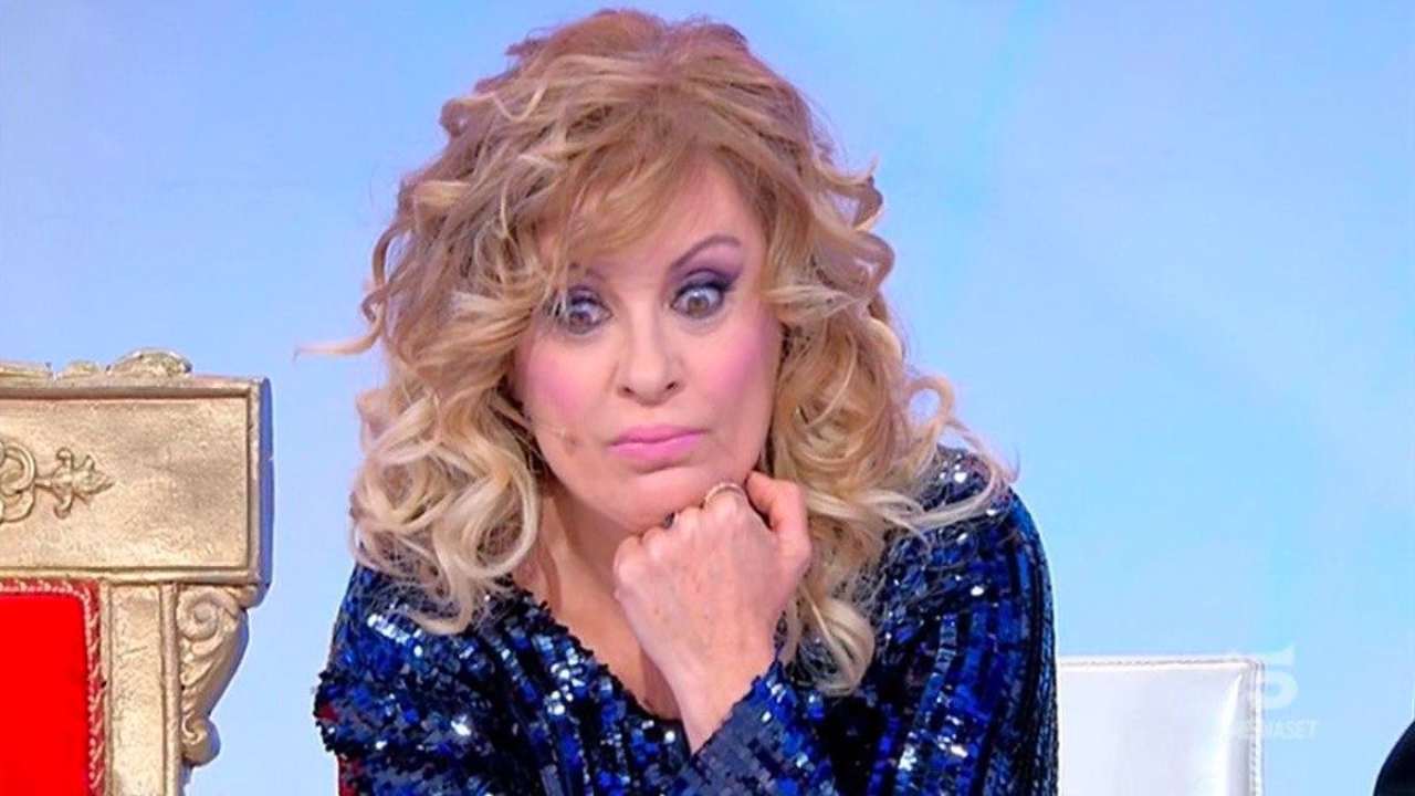 tina cipollari torna uomini e donne verità trasloco assente