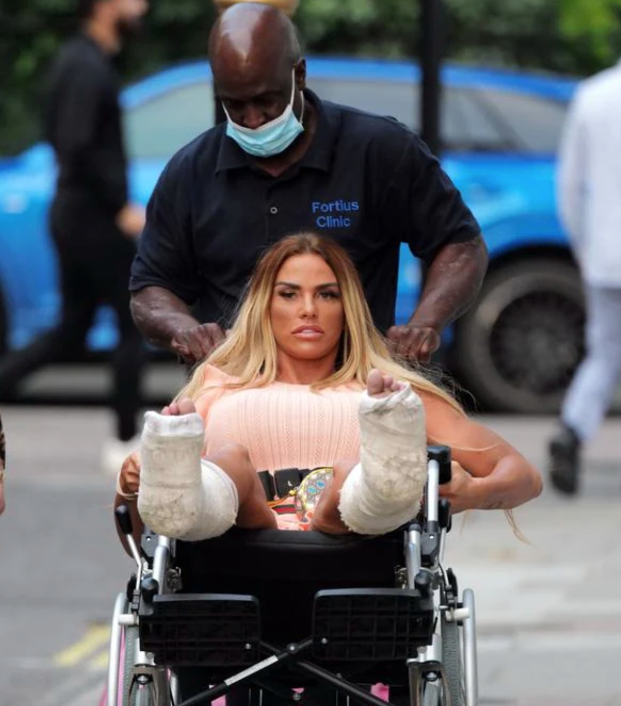 katie price interventi estetici rifatta foto