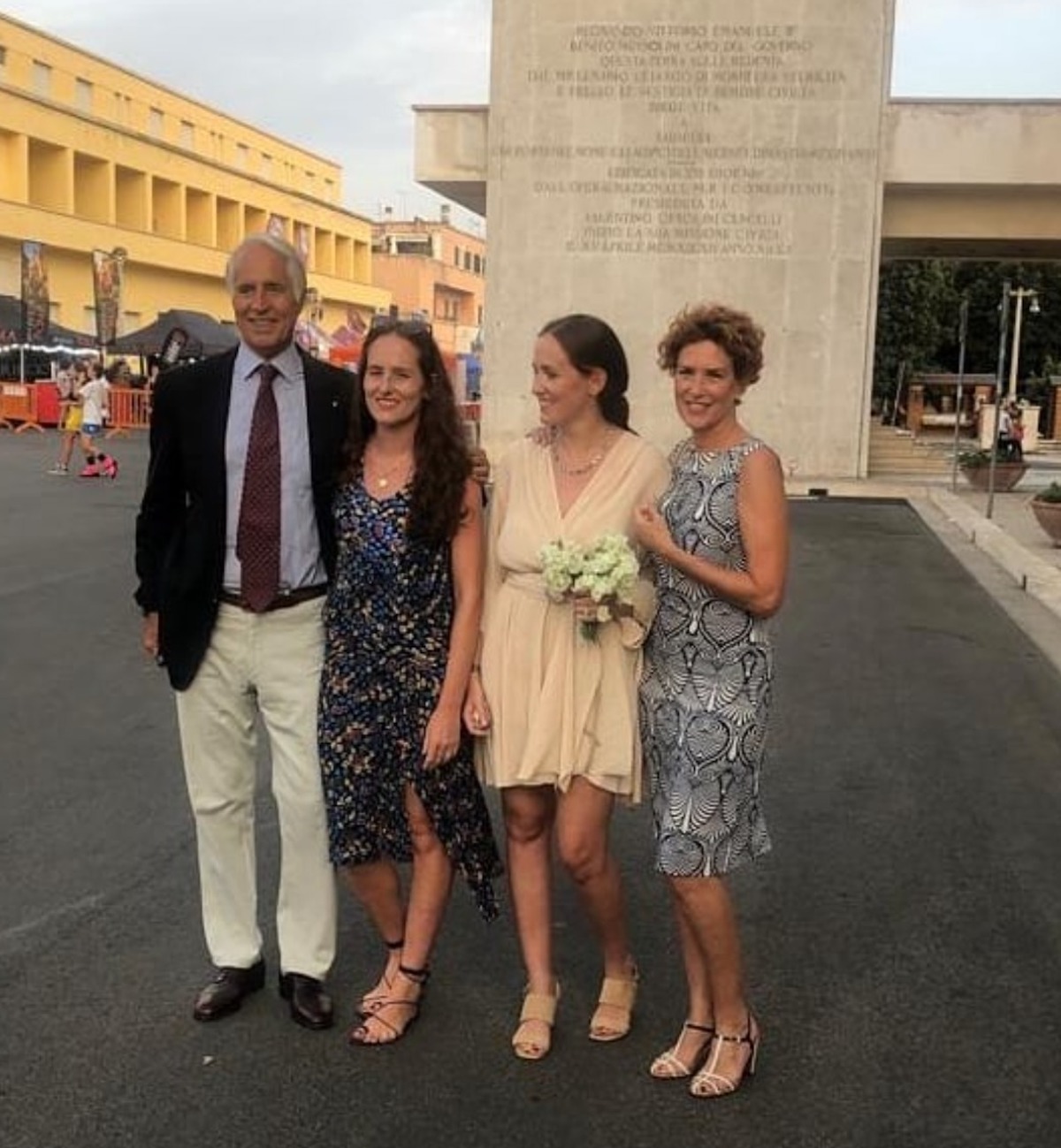 Lucrezia Lante della Rovere con le due figlie e l'ex compagno / Foto: 