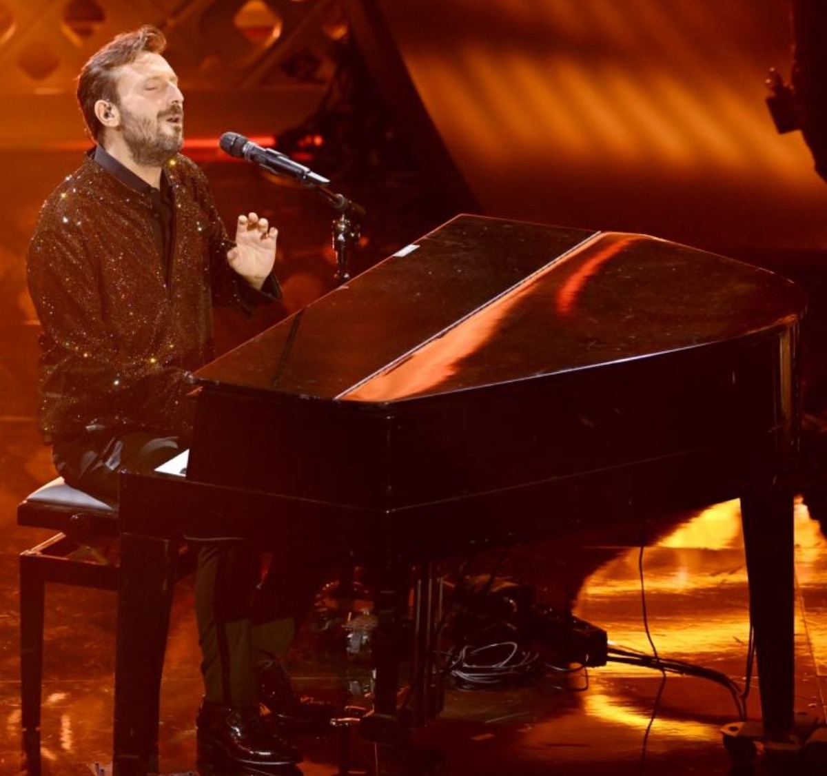 sanremo 2022 cesare cremonini caduta palco