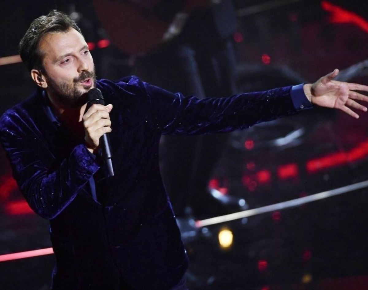 sanremo 2022 cesare cremonini caduta palco