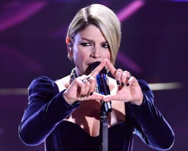 Emma, quel gesto del triangolo sul palco di Sanremo che ha spiazzato tutti. Cosa significa