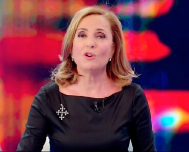 “Se ne va”. Barbara Palombelli, la decisione di Mediaset è choc per il pubblico: sostituita