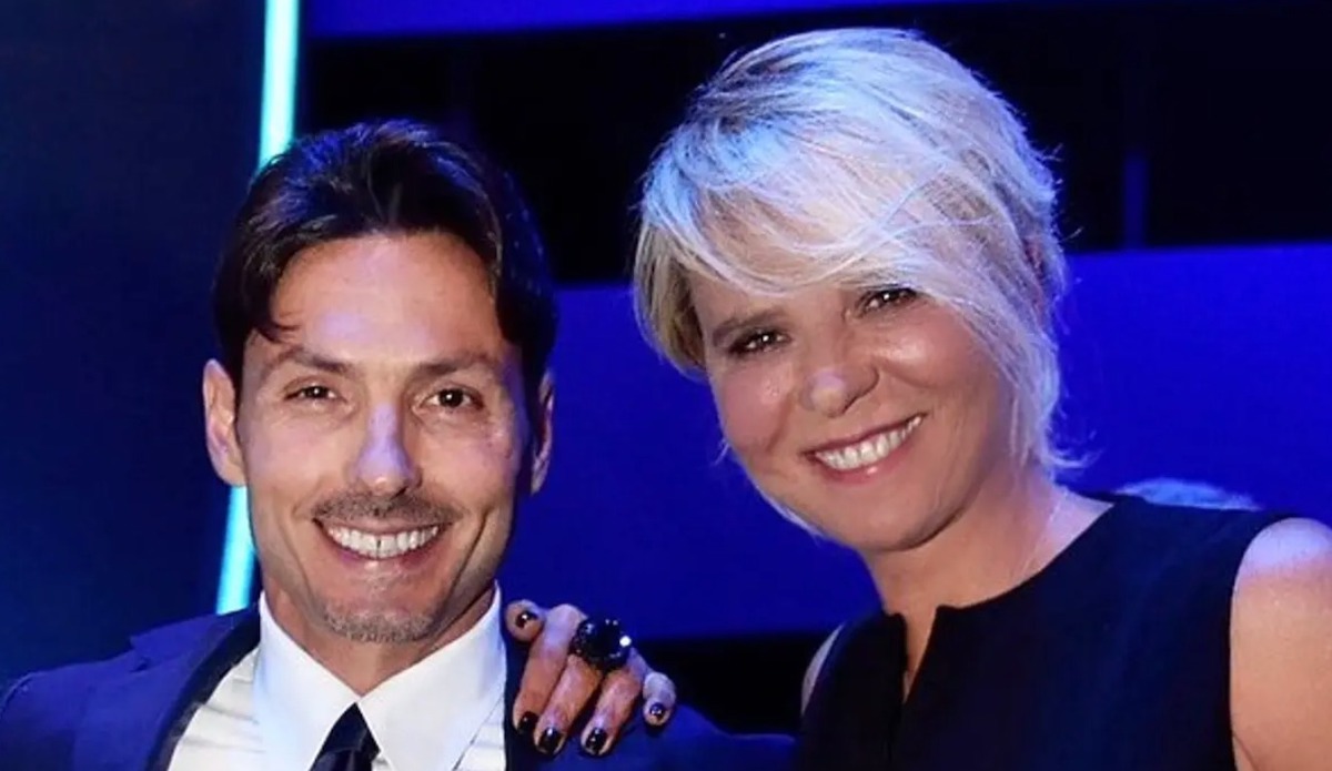 “Ma che ti è successo?” Maria De Filippi irriconoscibile ai funerali di ...